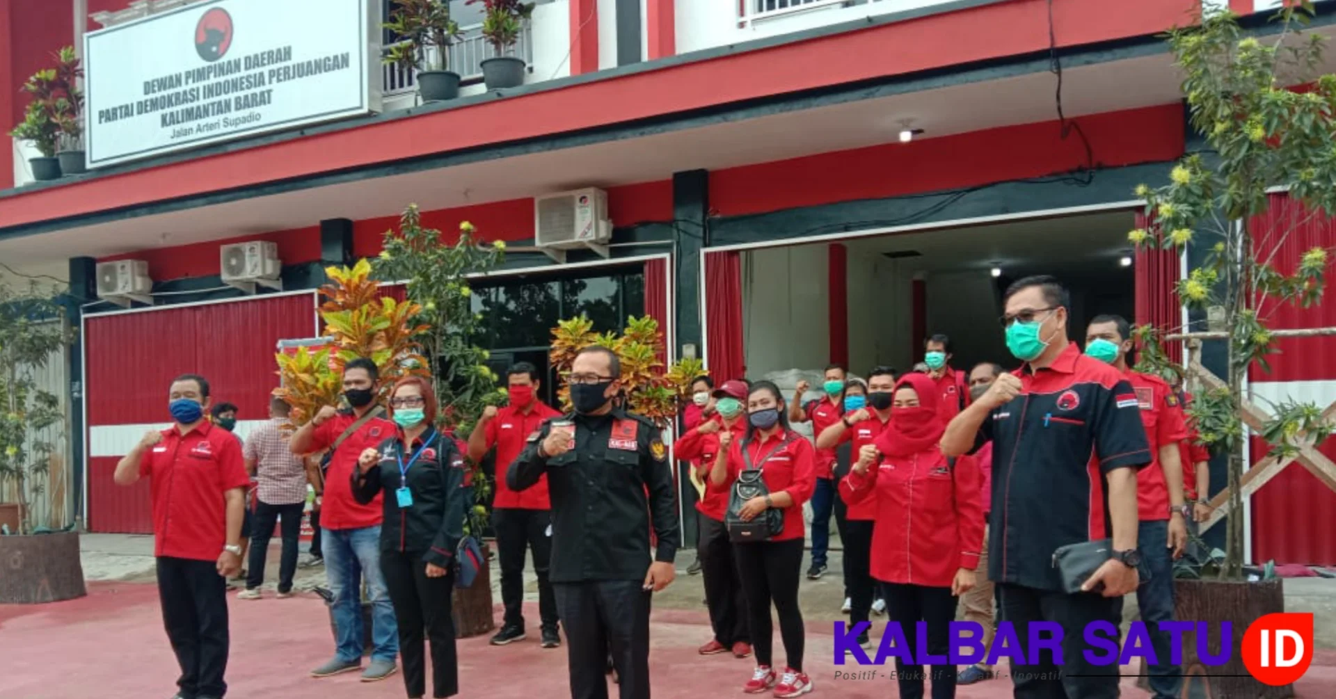 Tampak ketua DPC PDIP Kubu Raya Agus Sudarmansyah bersama jajaran pengurus lainnya, - Foto/Acuy