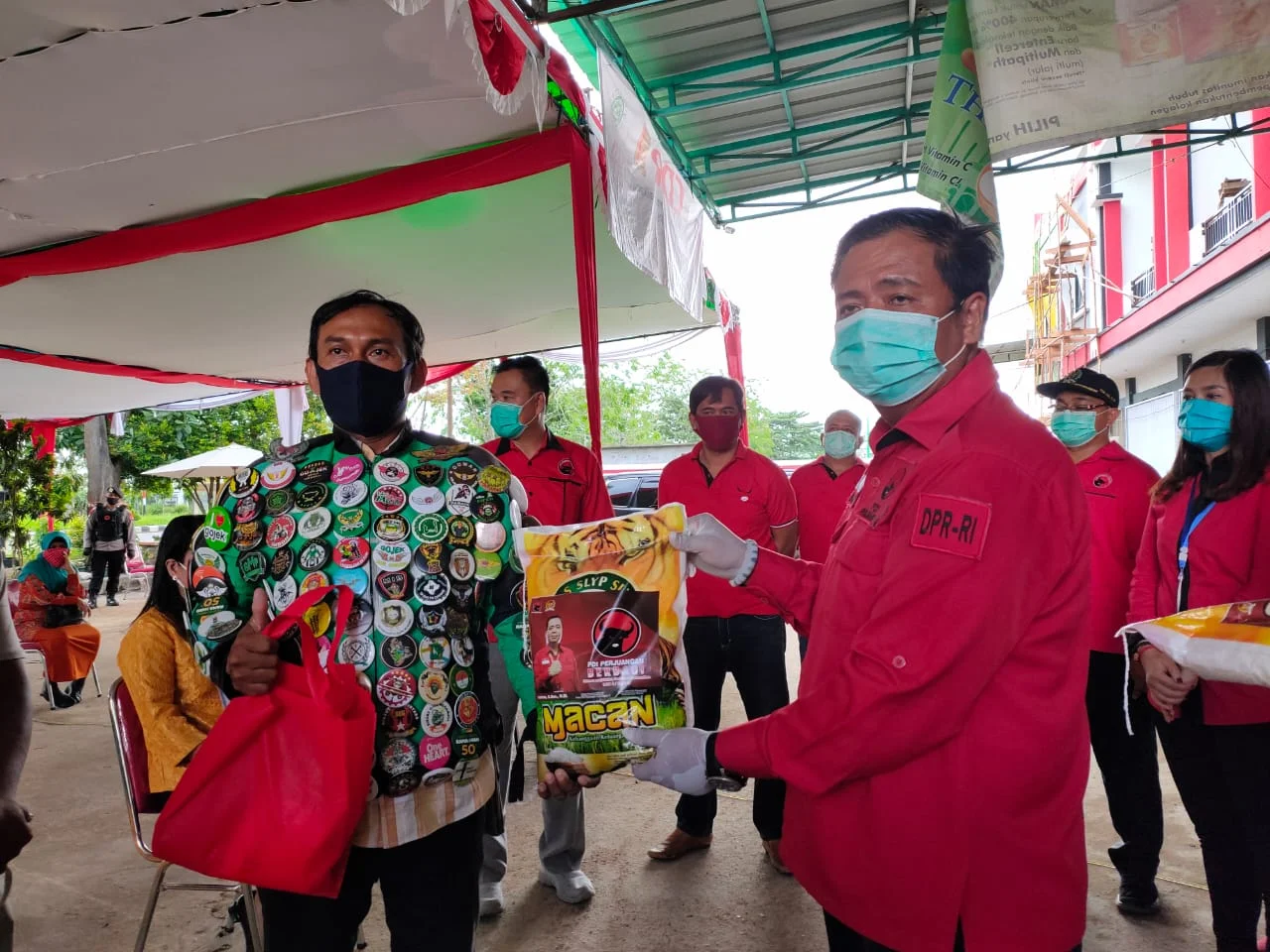 Tampak ketua DPD PDIP Kalbar, Lasarus Menyerahkan Bantuan sembako secara simbolis, - Foto/Acuy