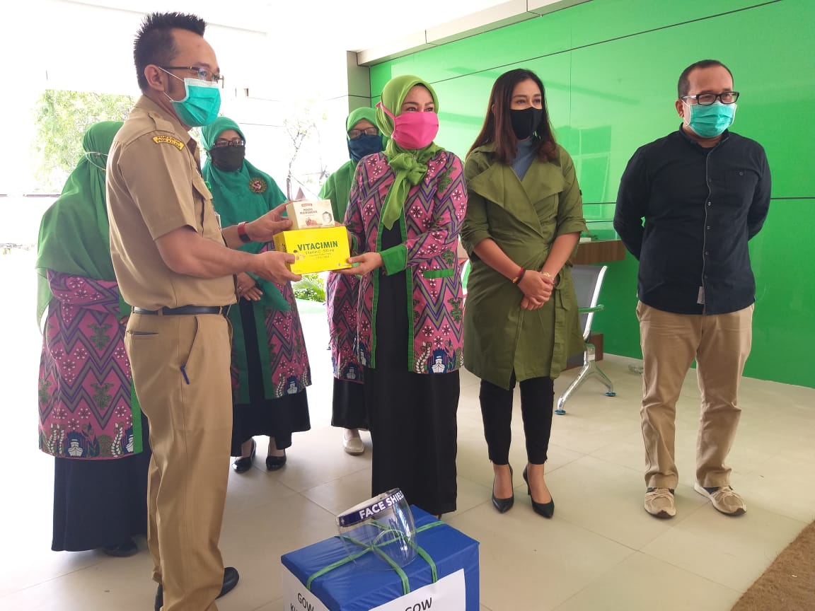 Tampak ketua Gabungan Organisasi Wanita (GOW) Kabupaten Kubu Raya 
menyerahkan bantuan untuk tenaga medis, - Foto/Acuy