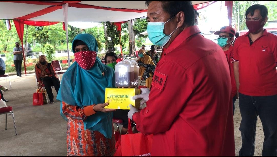 DPD PDI Perjuangan Kalbar Serahkan Madu dan Vitamin kepada GOW Kubu Raya