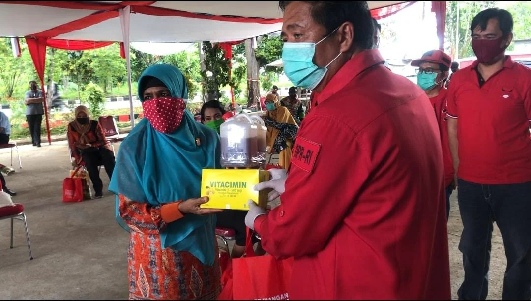 DPD PDI Perjuangan Kalbar Serahkan Madu dan Vitamin kepada GOW Kubu Raya