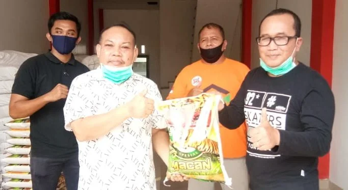 Tampak ketua MADN, Yakobus Kumis terima bantuan untuk masyarakat terdampak Covid 19 dari PDIP Kalbar