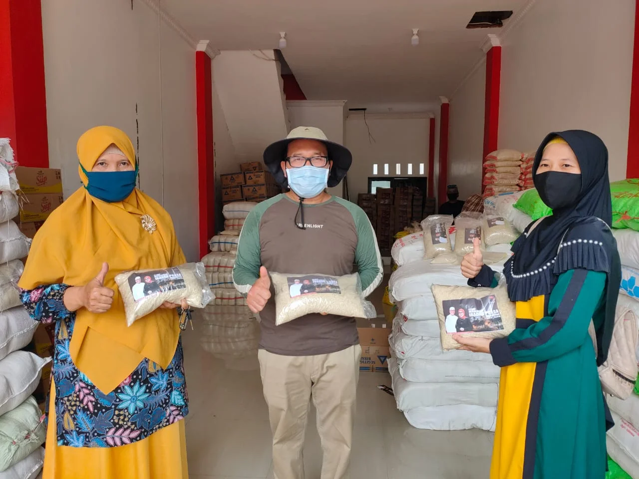 Tampak Sujiwo menyerah bantuan paket sembako ke Penyuluh Agama, - Foto/Acuy