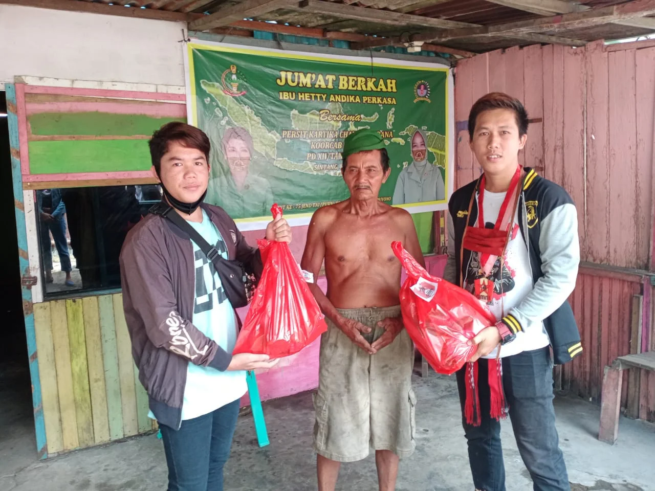 Tampak Pengurus DPC GMNI dan PA GMNI Sintang membagikan Paket sembako (Ist)