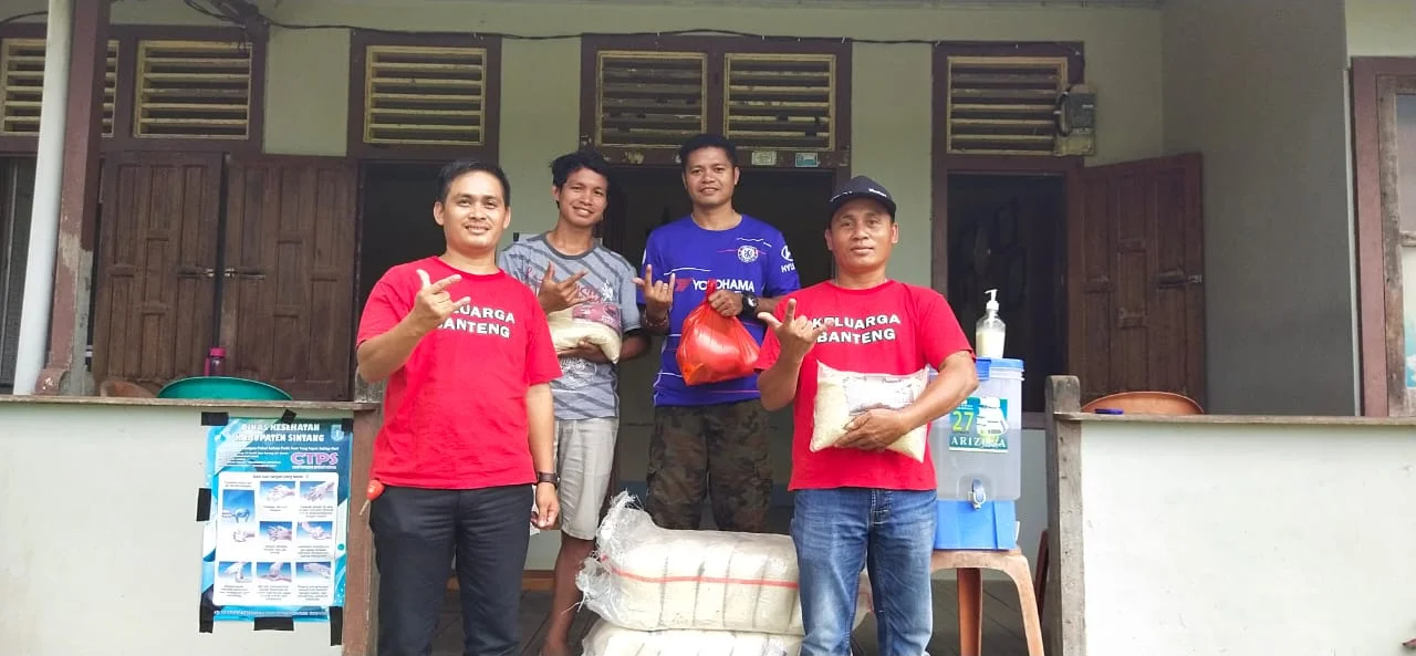 Tampak Pengurus DPC PDIP Sintang bagikan Paket Sembako dari PDIP Kalbar, - FOTO/Dok. PDIP Kalbar