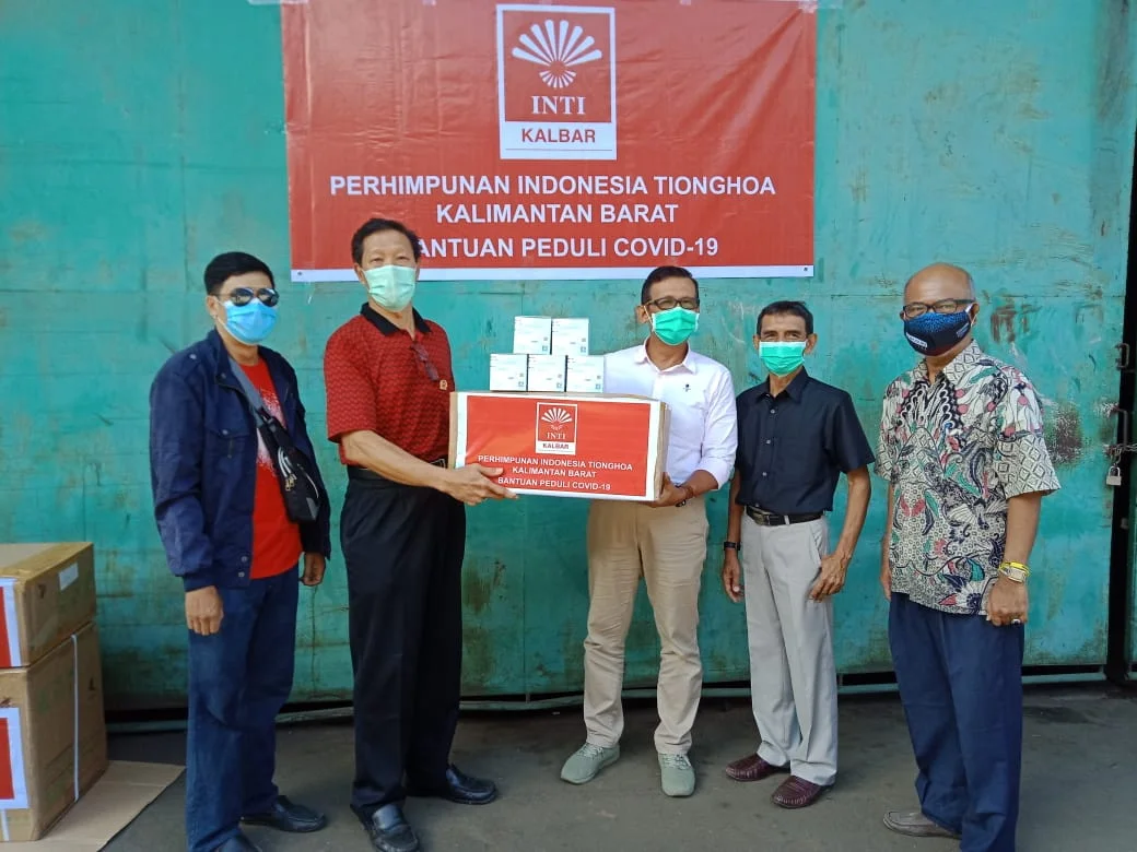 Tampak pengurus Perhimpunan INTI Kalbar menyerahkan APD dan Masker ke RSU Yarsi Pontianak, - Foto/Humas Yarsi Pontianak