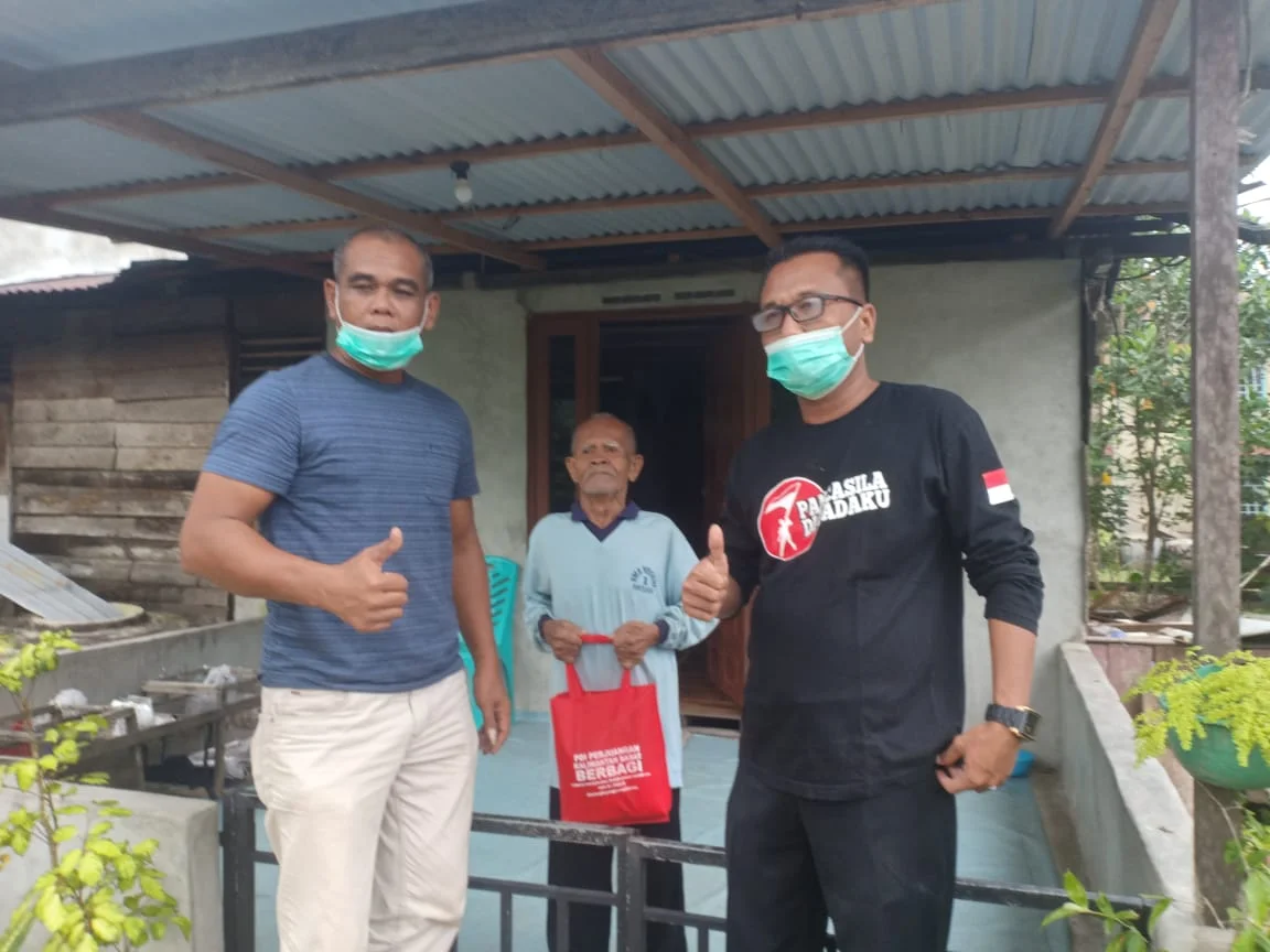 Tampak Pengurus Laskar Merah Putih Salurkan Bapokting dari PDI Perjuangan  ke warga terdampak Covid 19,-FOTO /LMP