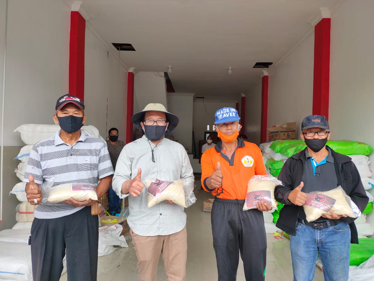 Dewan Pimpinan Daerah (DPD) PDI Perjuangan Kalimantan Barat kembali menyerahkan bantuan paket sembako kepada masyarakat terdampak Covid-19
