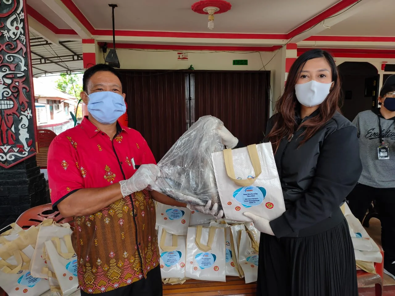 Maria Lestari saat menyerahkan ikan segar dan bantuan lainnya kepada masyarakat terdampak korona di Kabupaten Kubu Raya, Senin (18/5/2020).