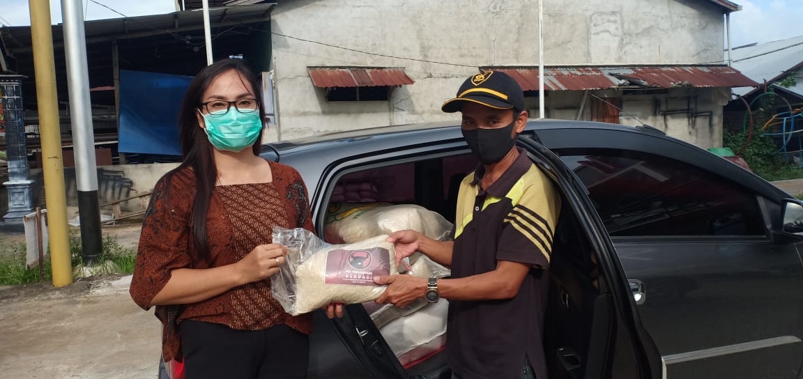 DPD PDI Perjuangan Kalbar Kembali Donasikan Ratusan Paket Sembako ke Sejumlah Gereja