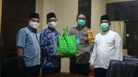 AKBP Yani Permana Serahkan Bantuan Paket Sembako Kepada PCNU Kubu Raya