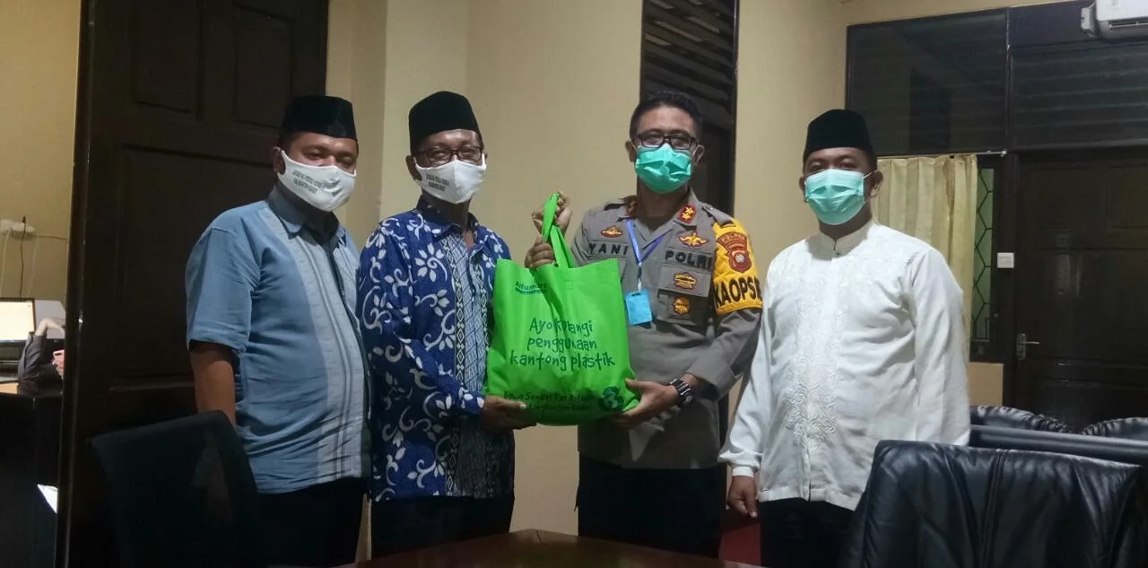 AKBP Yani Permana Serahkan Bantuan Paket Sembako Kepada PCNU Kubu Raya