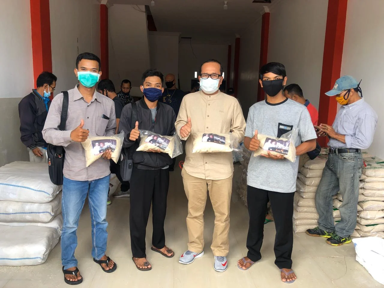 Tampak Santri Jalanan Terima Bantuan Bapokting dari PDI Perjuangan (ist)