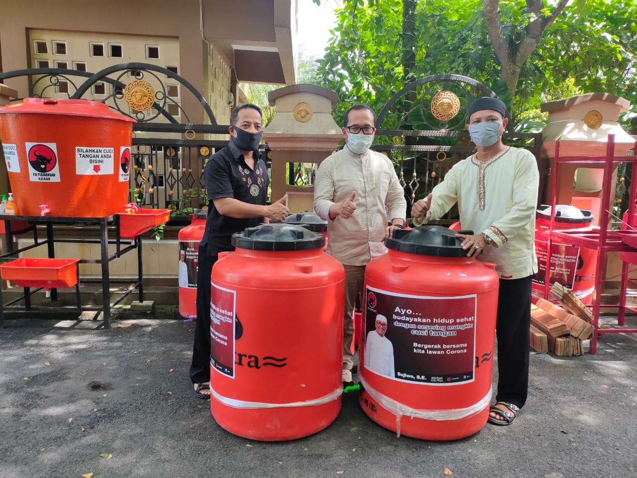 Sujiwo Salurkan Bantuan Tangki Air ke Masjid Darus Syakirin