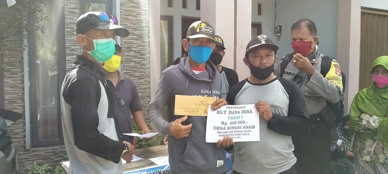 Desa Sungai Asam Salurkan BLT dari Rumah ke Rumah