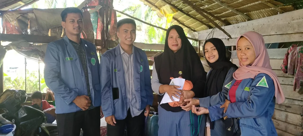 Pengurus IPNU-IPPNU Mempawah saat menyerahkan bantuan paket sembako kepada warga terdampak COVID-19,- (FOTO/istimewa)