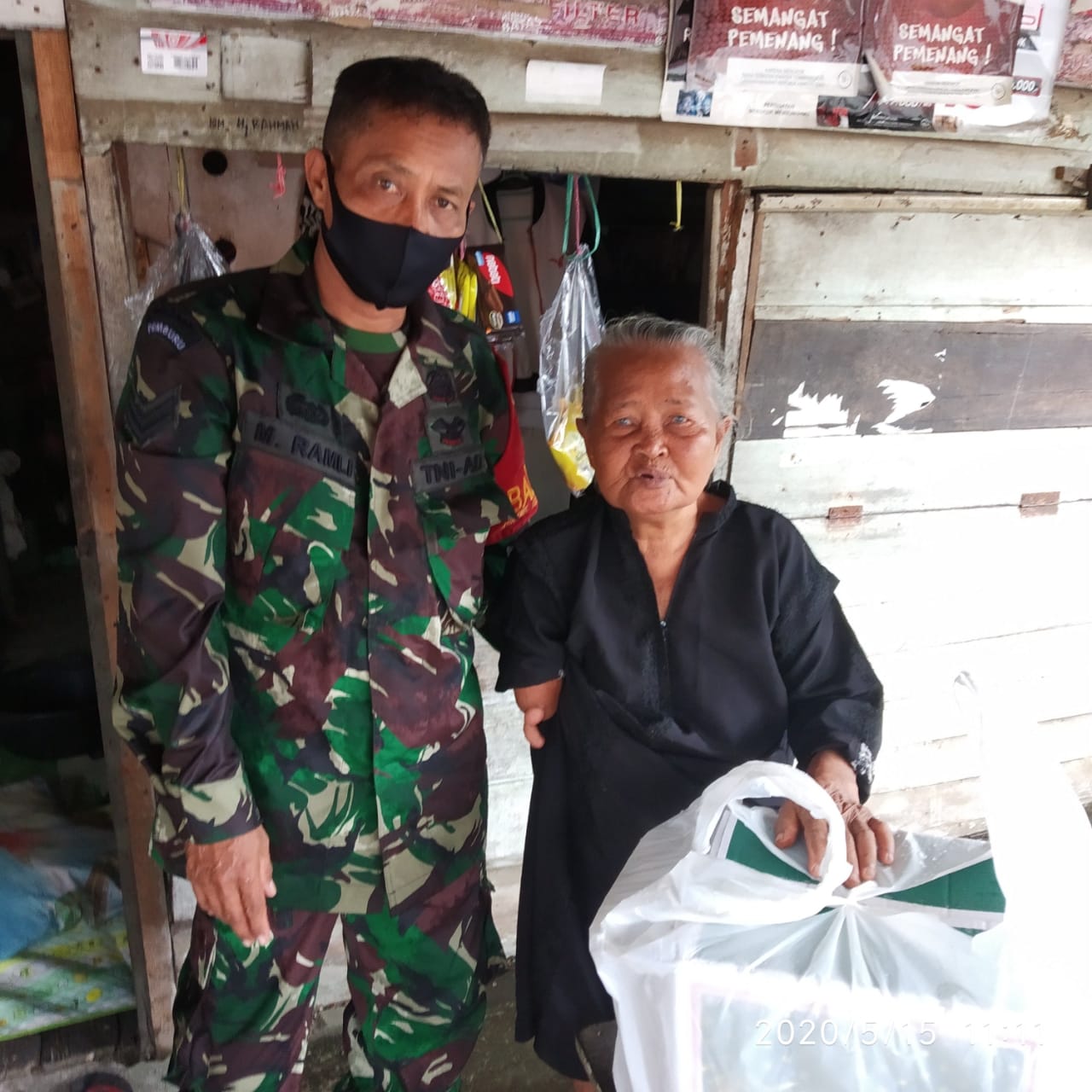 Tampak Babinsa Siantan Tengah berbagi kepada Masyarakat