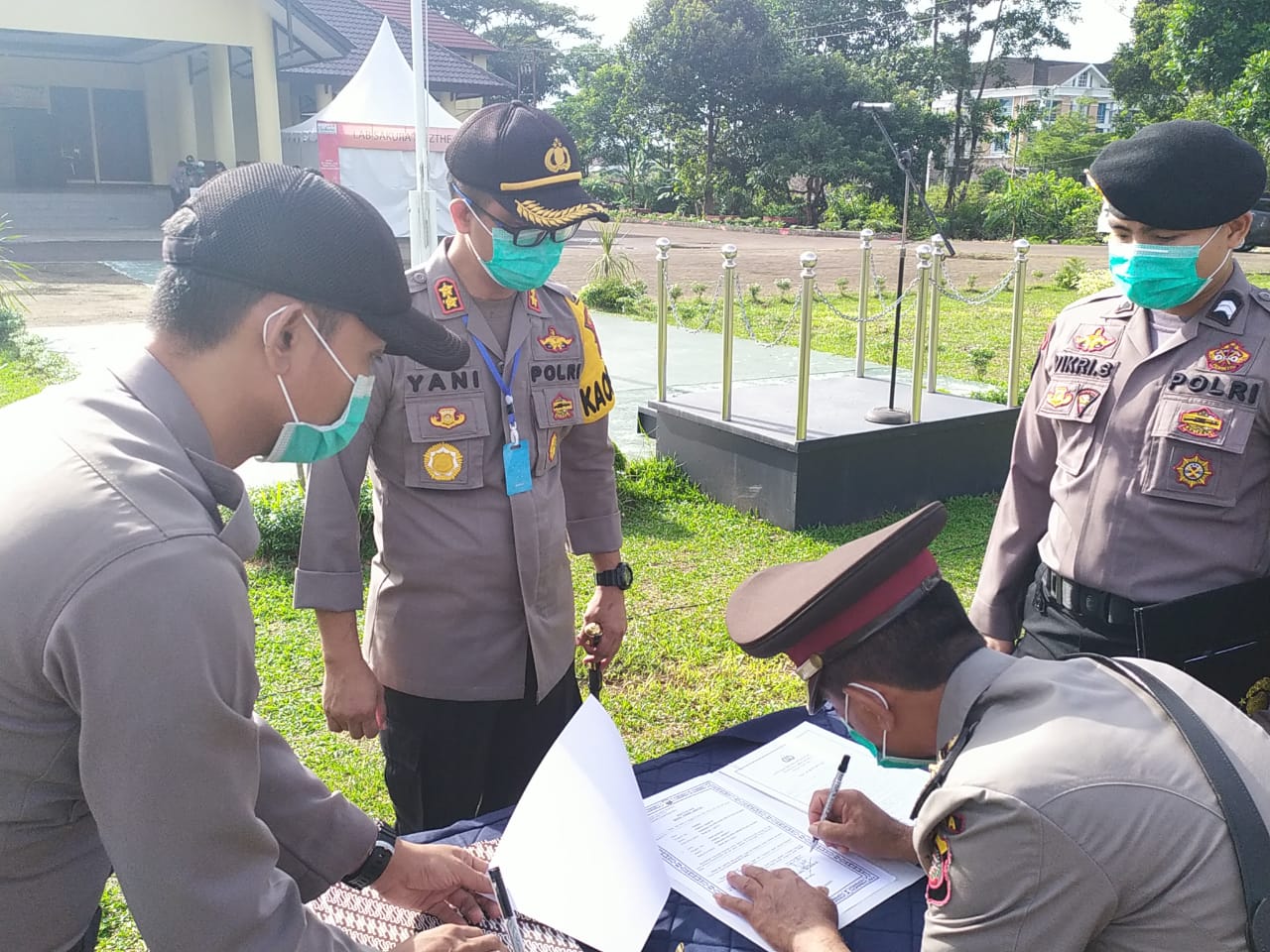 Kapolres Kubu Raya, AKBP Yani Permana pimpin upacara serah terima dua pejabat (sertijab) utama Polres Kubu Raya dan dua Kapolsek Jajaran diantaranya Kapolsek Sungai Ambawang dan Kapolsek Batu Ampar, kegiatan yang berlangsung di halaman Mapolres Kubu Raya