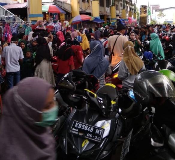 Menjelang Lebaran Pasar Tengah Pontianak Ramai Dikunjungi Masyarakat