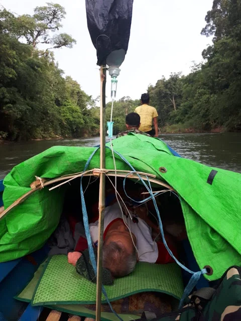 Stroke, Warga Perbatasan di Evakuasi Melewati Sungai Selama 6 Jam ke Puskesmas