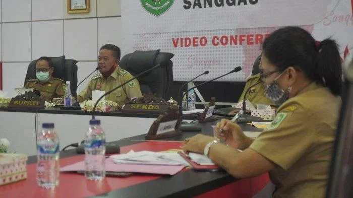 Tampak Bupati Sanggau yang juga Ketua Gugus Tugas Percepatan Penanganan Covid-19, Paolus Hadi didampingi Wakil Bupati Sanggau, Yohanes Ontot mimpin rapat koordinasi (Rakor) di Lantai II Aula Kantor Bupati Sanggau, Senin (15/6/2020).