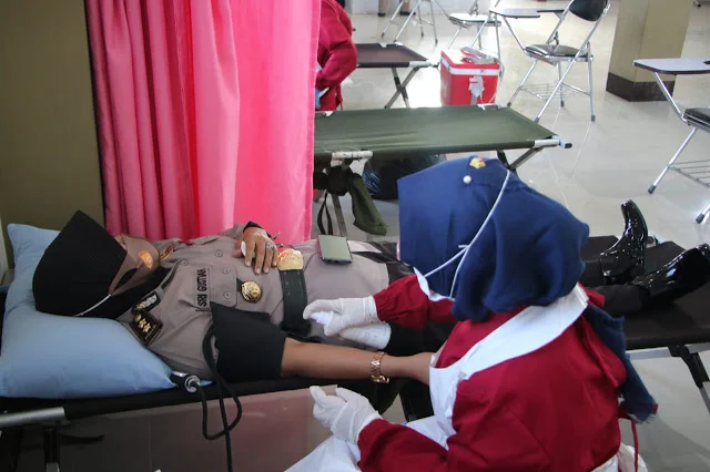 Sambut Hari Bhayangkara, Personel Polda Kalbar Ikuti Aksi Donor Darah