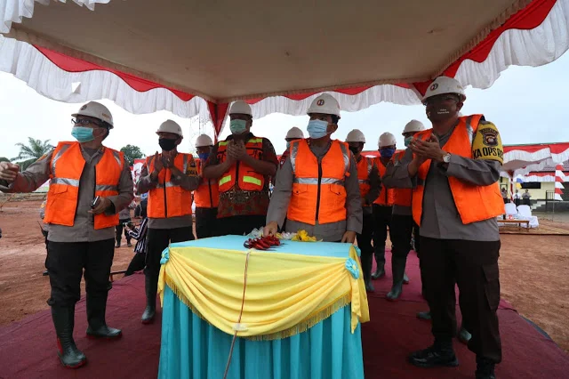 Kapolda Kalbar,  Irjen Pol Dr. R. Sigid Tri Hardjanto S. H. M.  Si saat mempin pemancangan tiang pertama pembangunan polres kapuas hulu, Senin (22/6/2020).