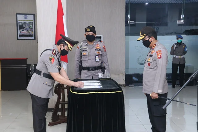 Kapolda Kalbar Irjen Pol Dr. R. Sigid Tri Hardjanto memimpin langsung serah terima dan pengambilan sumpah jabatan. Bertempat di Balai Kemitraan Polda Kalbar pada Senin (22/6/2020) sore.