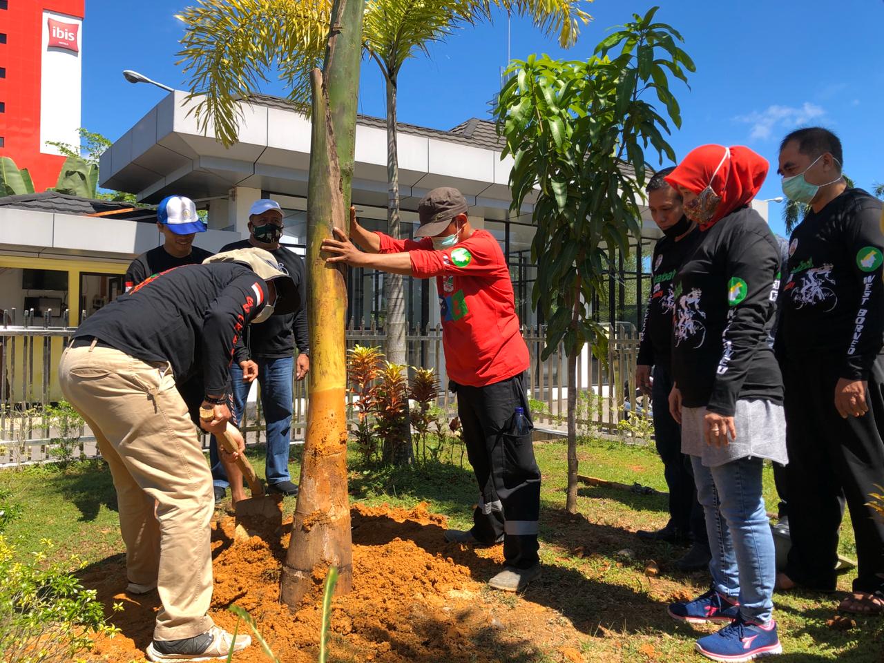 Tampak Sujiwo bersama SAC Tanam Pohon di Kejati Kalbar/ISTIMEWA