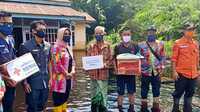 Bupati Mempawah Bersama Anggota DPRD Bantu Korban Banjir Desa Pasir