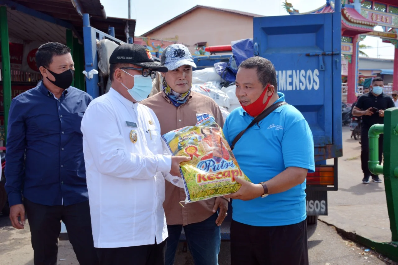 Wabup Sujiwo saat serahkan bantuan/ISTIMEWA