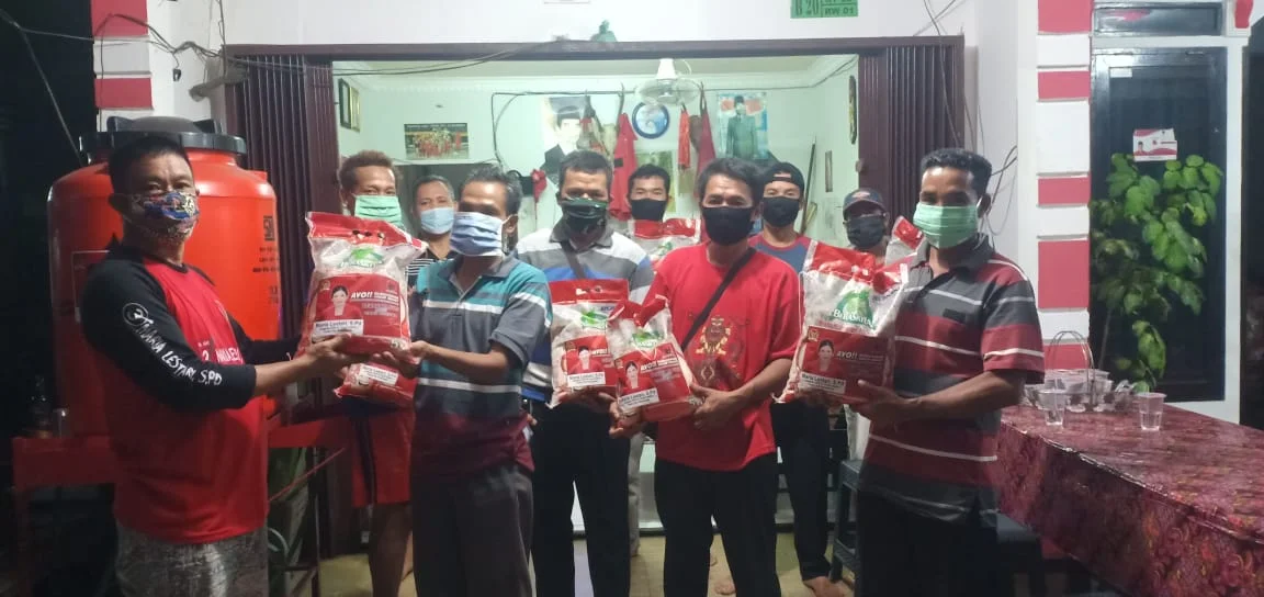 Sejumlah warga Desa Kuala Dua, Kecamatan Sungai Raya, Kabupaten Kubu Raya menerima bantuan bahan pokok penting (bapokting) dari Anggota DPR RI dapil Kalimantan Barat I Maria Lestari/ISTIMEWA