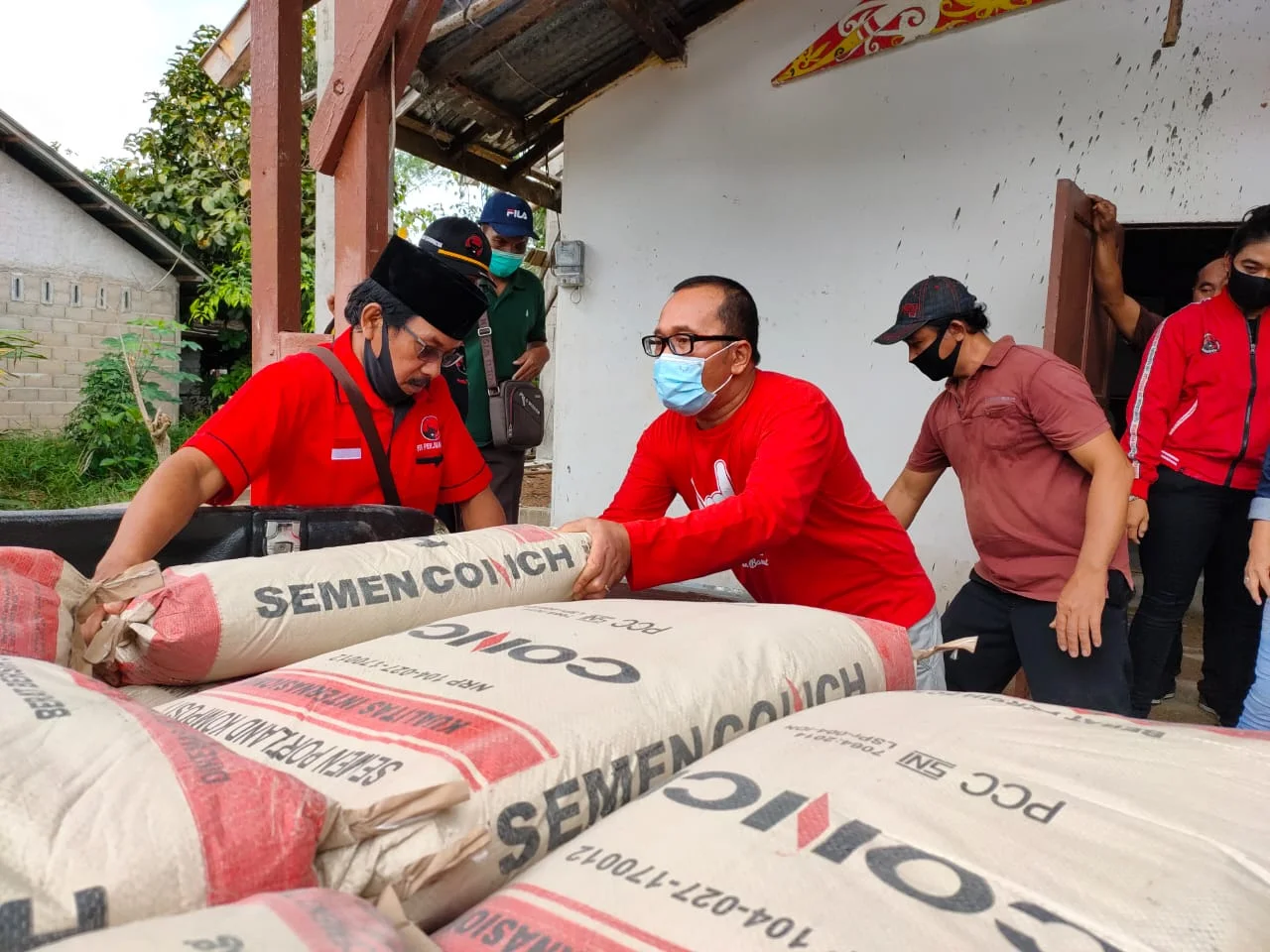 Saat panitia bulan Bung Karno PDIP Kubu Raya memberikan bantuan ke rumah ibadah di Desa Korek, Kecamatan Sungai Ambawang itu mendapat sumbangan bahan materiel bangunan dari Tiga Pilar PDI Perjuangan Kabupaten Kubu Raya, Sabtu (20/6/2020).