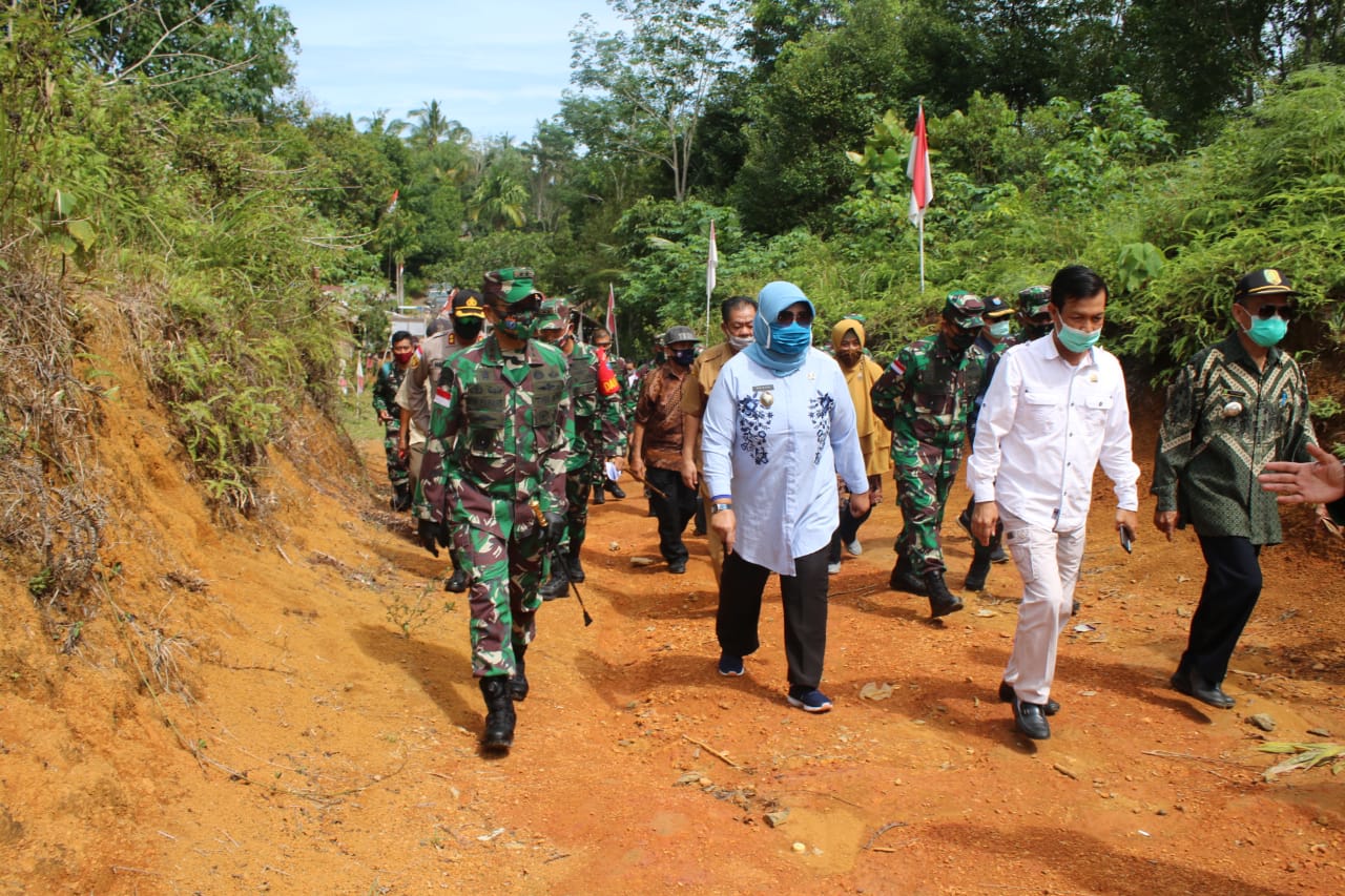 Panglima Kodam XII/Tanjungpura, Mayjen TNI Muhammad Nur Rahmad melaksanakan kunjungan kerja ke wilayah perbatasan Sambas Indonesia tepatnya di Desa Temajuk, Kecamatan Paloh, Kabupaten Sambas, Sabtu (20/6/20)