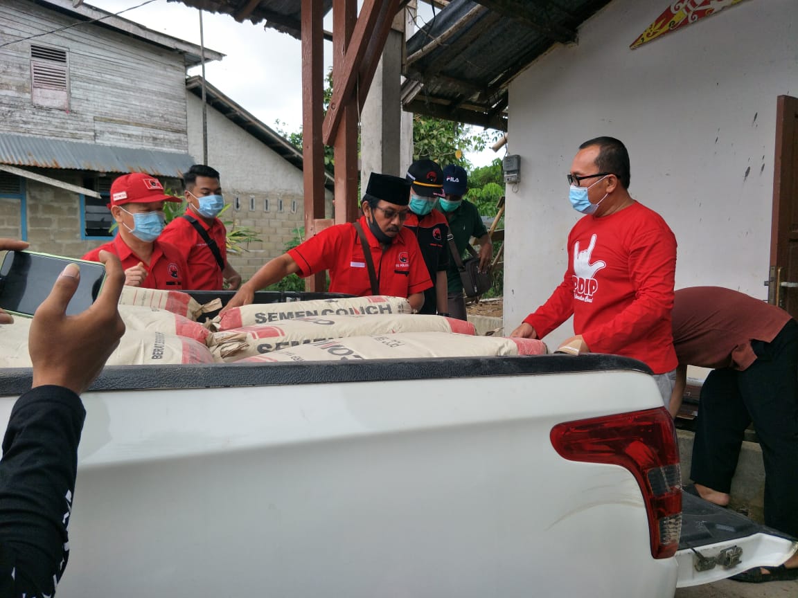 Bantu Renovasi Gereja Katolik Stasi ST. Paulus Simpang Kiri, Desa Korek, Kecamatan Sungai Ambawang, Sabtu (20/6/2020) pagi.