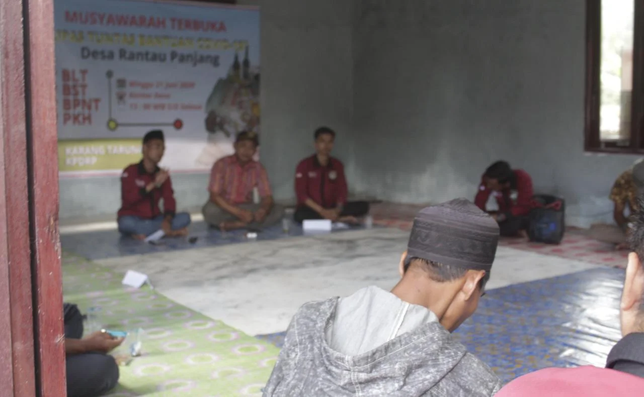 Forum Musyawarah Desa Rantau Panjang dengan membahas bantuan Covid-19 dan bantuan masyarakat kurang mampu yang melibatkan segenap lapisan masyarakat berhasil digelar di Kantor Desa Rantau Panjang Kecamatan Sebangki Kabupaten Landak, Minggu (21/06/2020)