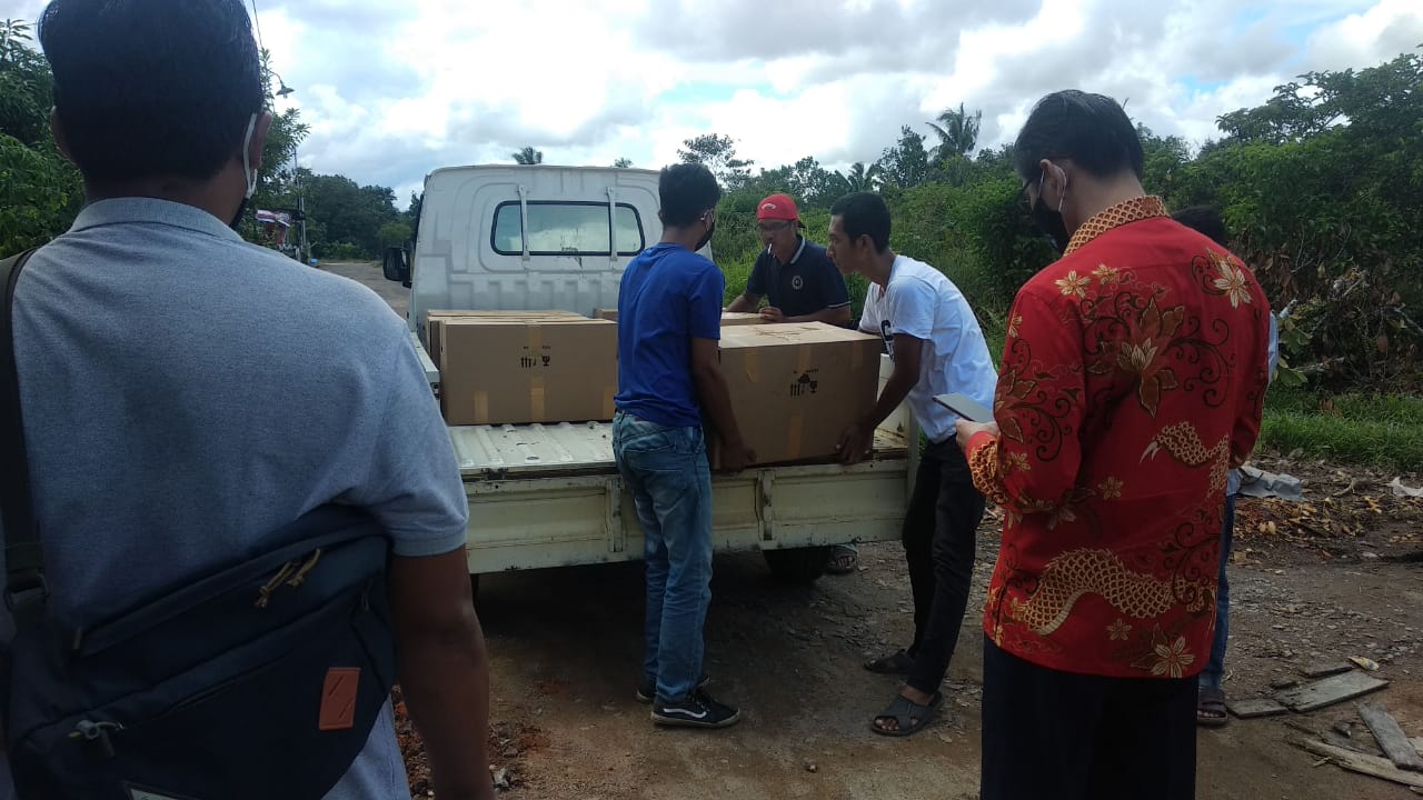 PT Chaeron Phokphand Serahkan bantuan berupa 6000 Telur ke Korban Banjir di Retok