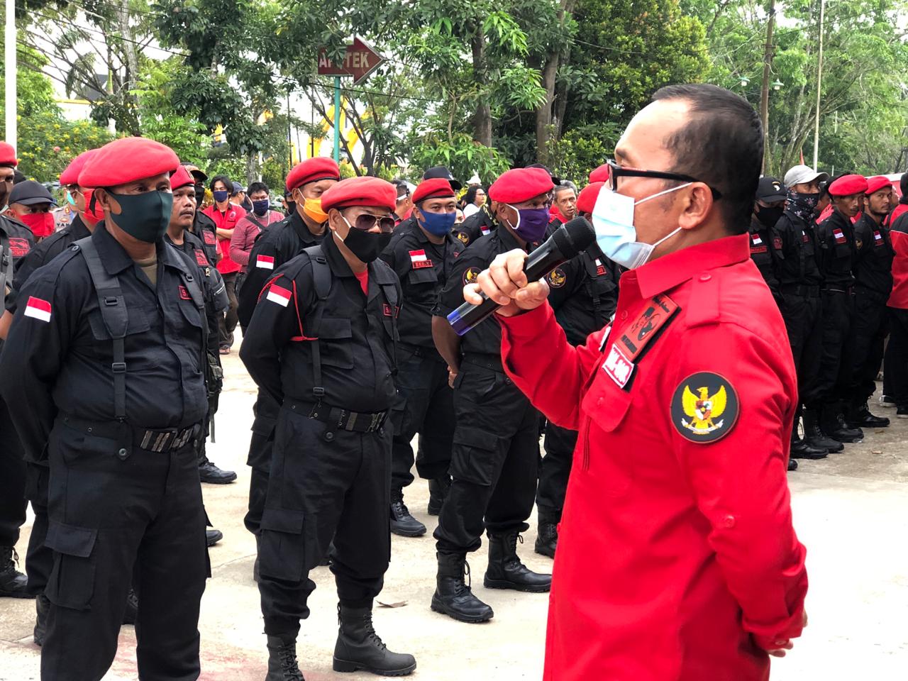 Ratusan kader dan simpatisan PDI Perjuangan Kalimantan Barat menggelar apel siaga, Jumat (26/6/2020).