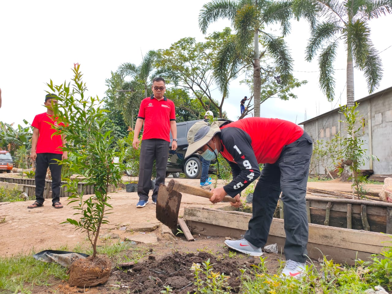 Saat PDIP Kubu Raya berikan bantuan dan penanaman pohon di Pondok Pesantren Hidayatul Muhsinin, Desa Pal Sembilan, Kecamatan Sungai Kakap
