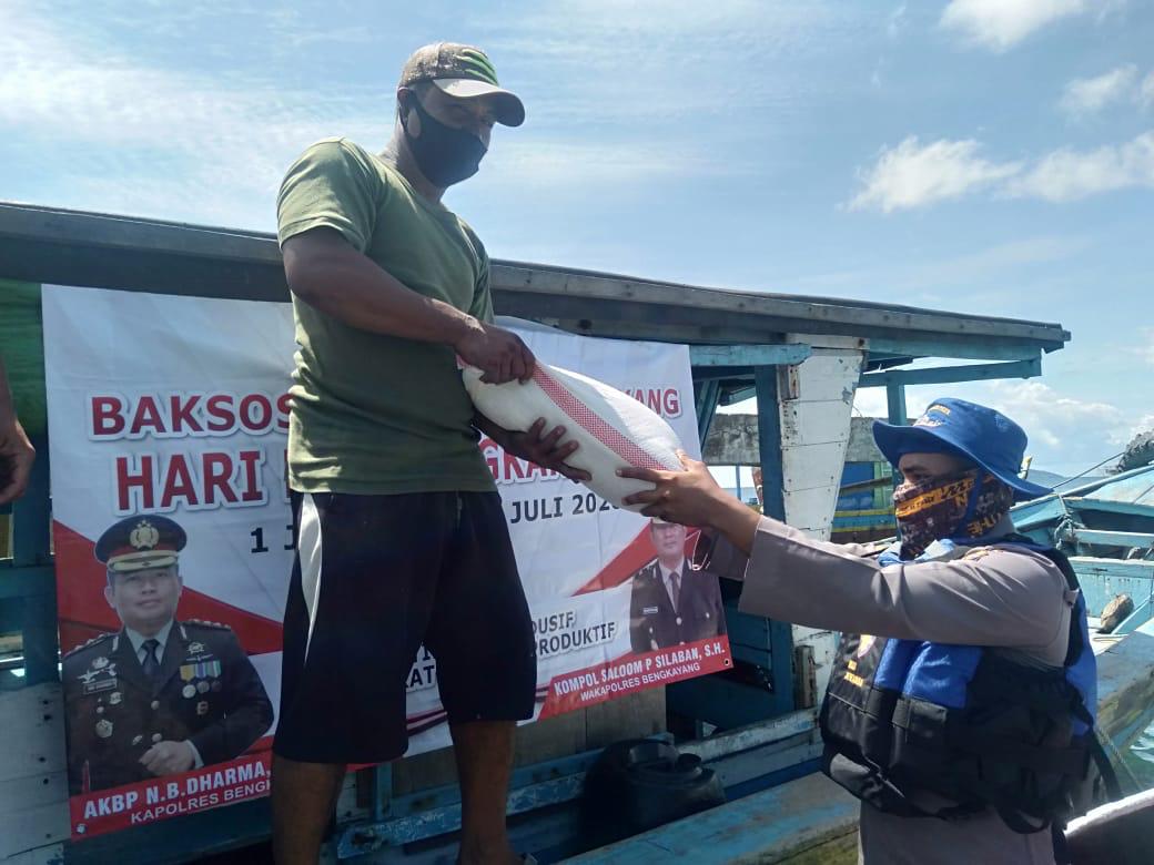 Foto saat jajaran personel Ditpolairud Polda Kalbar lakukan pemasangan banner Hari Bhayangkara ke 74, Minggu (28/6/2020). (Humas)