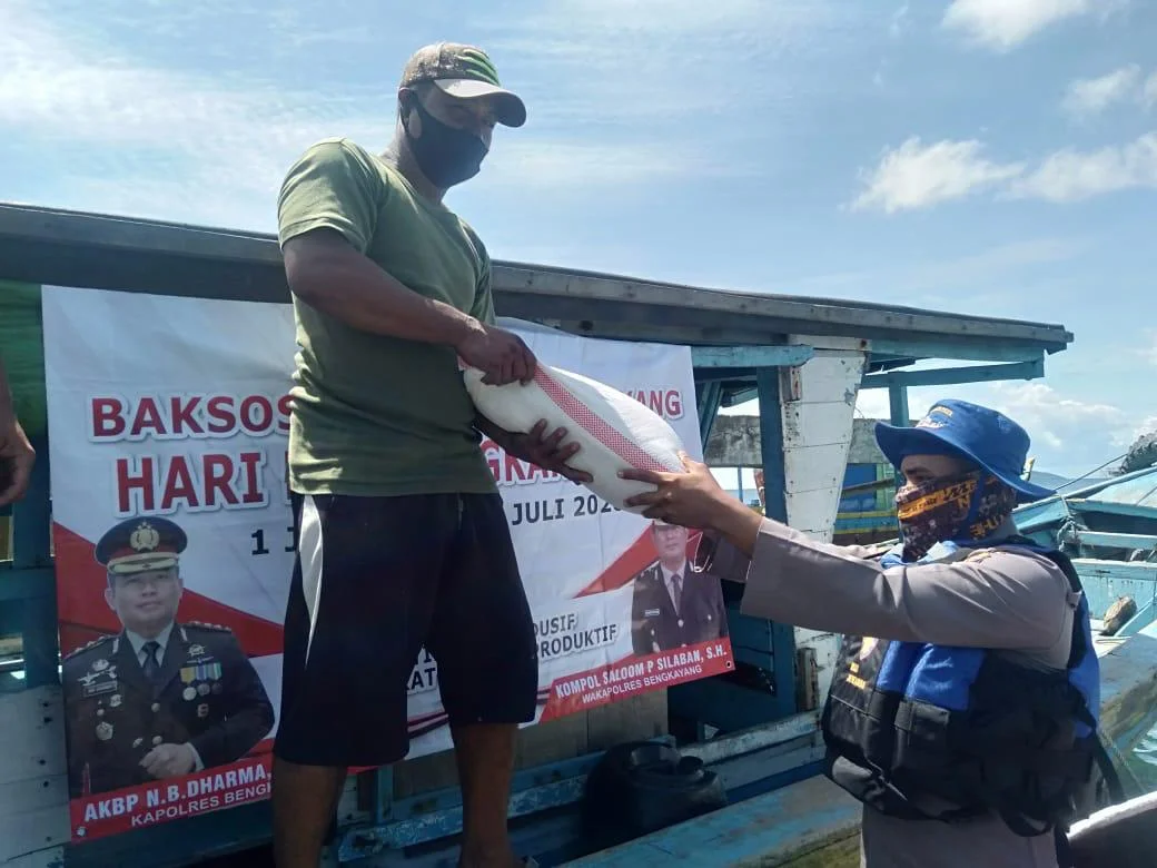 Foto saat jajaran personel
Ditpolairud Polda Kalbar lakukan pembagian sembako menjelang Hari Bhayangkara ke 74, Minggu (28/6/2020). (Humas)