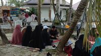 Tampak anggota majelis tartil menyetor hafalan Al-Qur'an ke Utadz Abdul Ajiz Azizi/ISTIMEWA