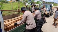 Polisi dan TNI Bantu Korban Bencana Angin Puting Beliung di Pontianak