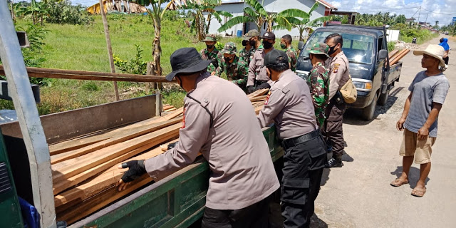 Polisi dan TNI Bantu Korban Bencana Angin Puting Beliung di Pontianak