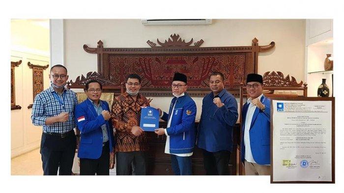 Yohanes Rumpak saat menerima surat persetujuan oleh DPP PAN untuk maju sebagai bakal calon Bupati Sintang di Pilkada 2020