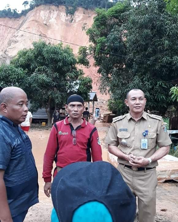 Wabup Mempawah Tinjau Langsung lokasi Longsor di Gang Baiduri Desa Peniraman/FOTO: HUMAS