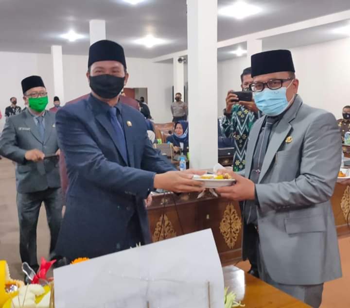 Wakil Ketua DPRD Kubu Raya saat memberikan tumpeng kepada Wakil Bupati Kubu Raya