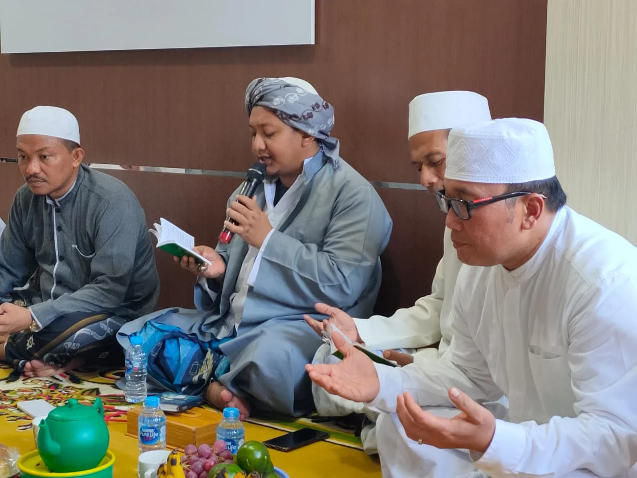 Di kediaman Sujiwo saat mengadakan shalawatan bersama ulama Kubu Raya/ISTIMEWA