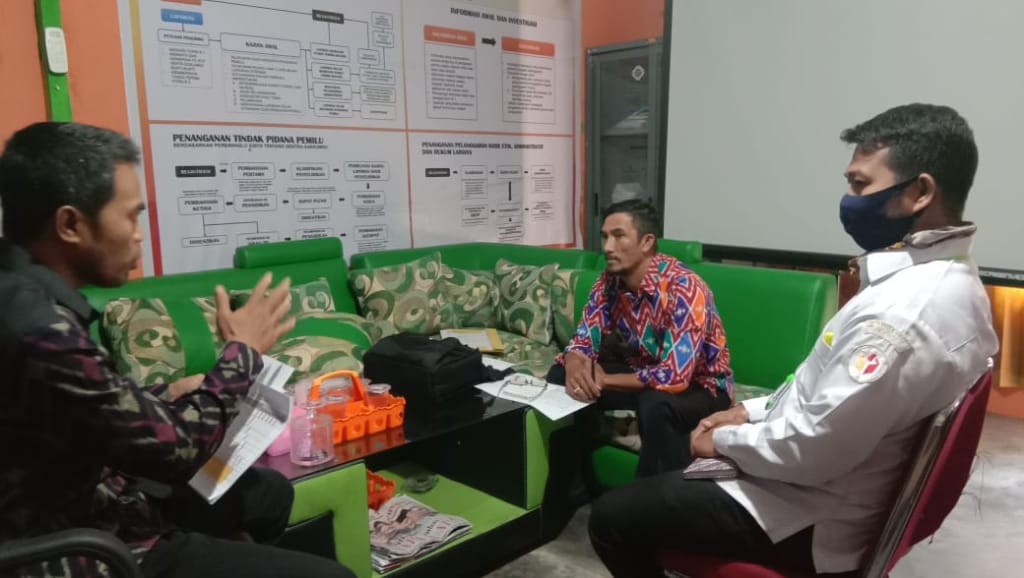 Koordinator Divisi Penyelesaian Sengketa Bawaslu Pontianak, Ridwan, pada saat pelaksanaan coaching dan upgreading bulanan staf