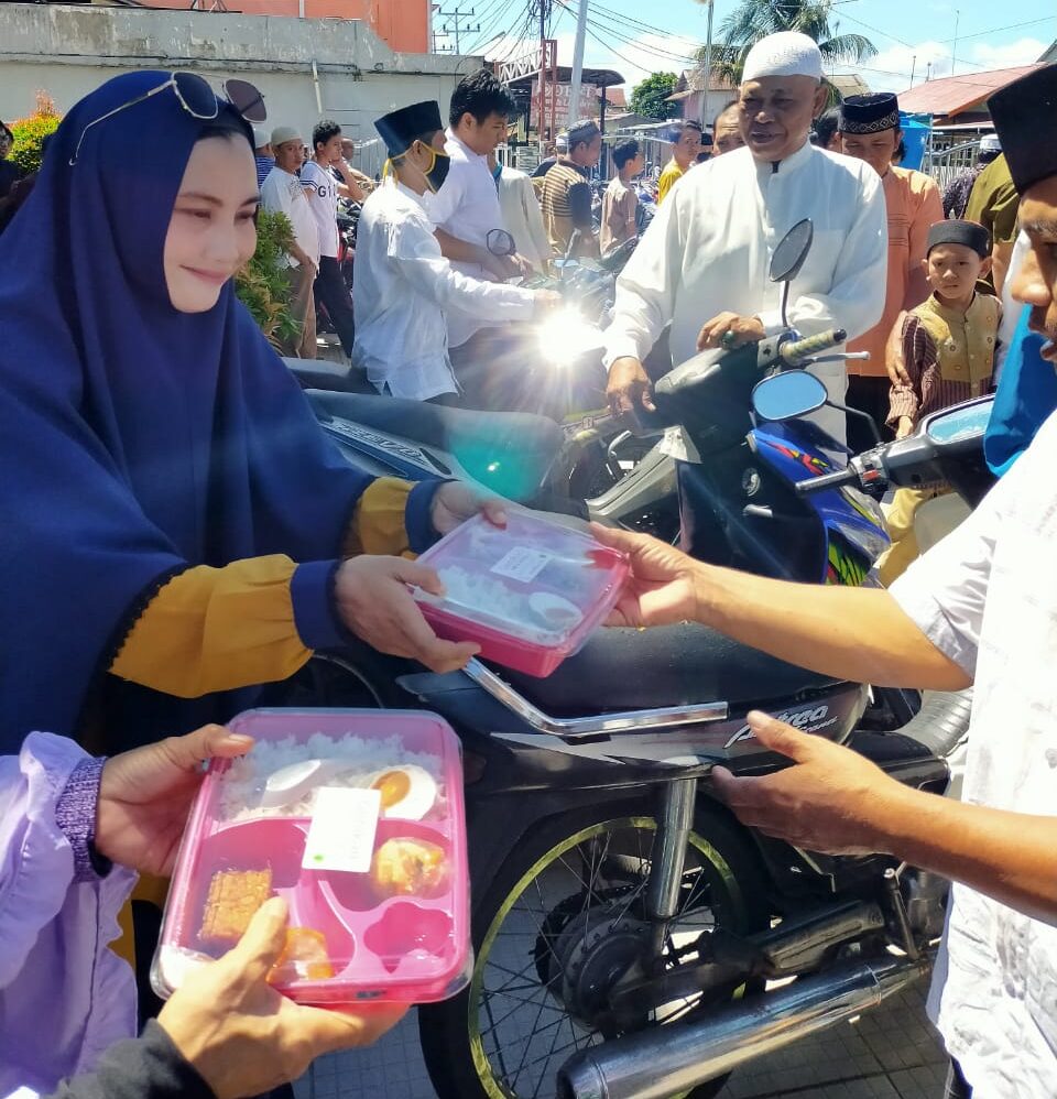 Kaafilul Yatim Bagikan Ratusan Nasi Kotak ke Jamaah Shalat Jumat dan Ojol